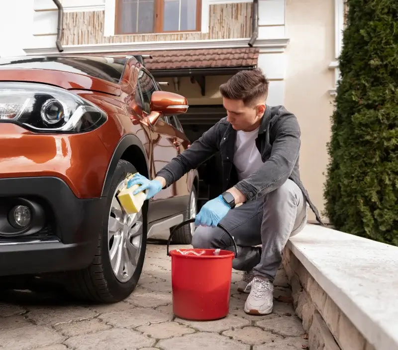 Lavage auto à domicile Neuillé-le-Lierre : professionnel intervenant sur un véhicule